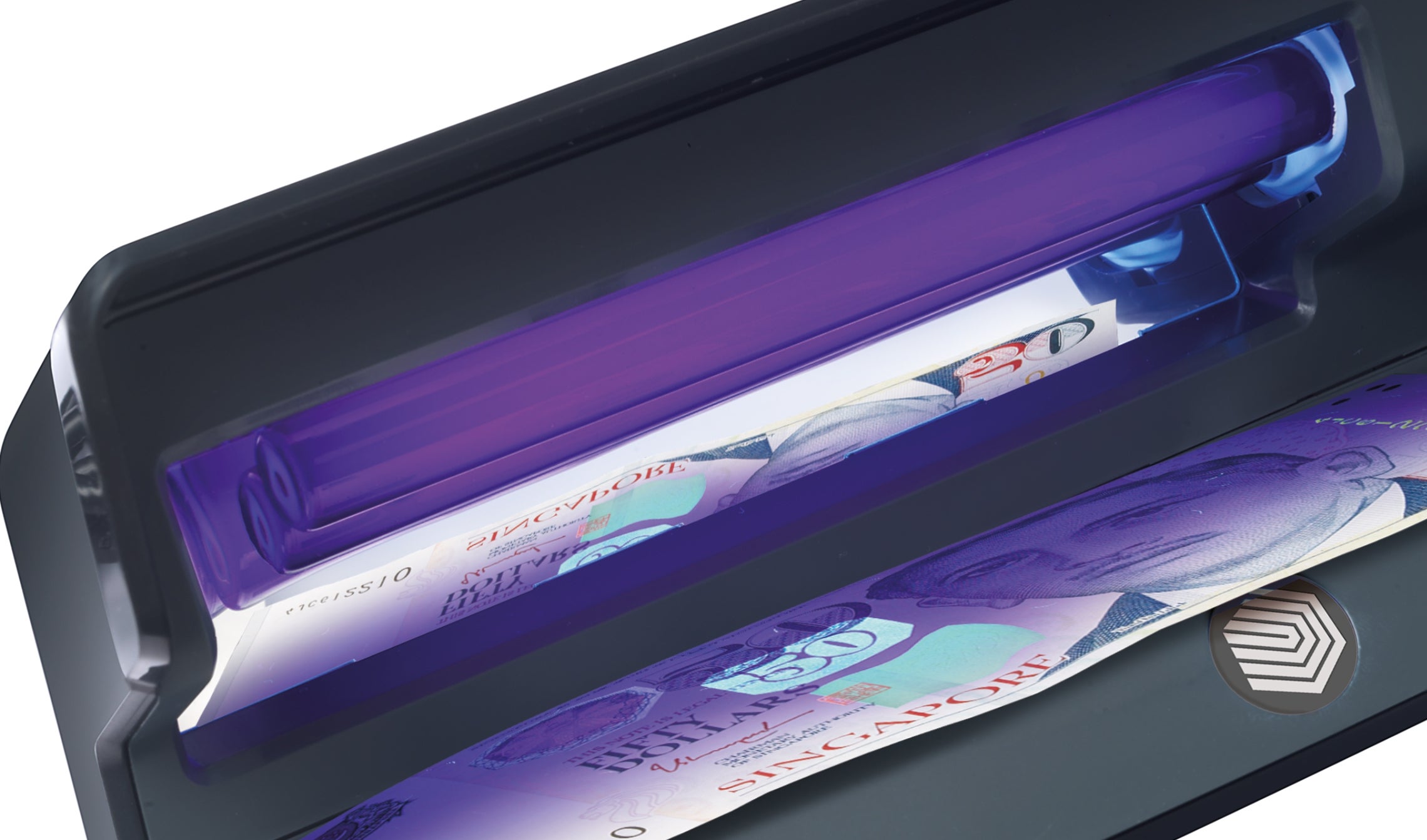 Unique reflector for enhanced UV light quality safescan-50-counterfeit-detection