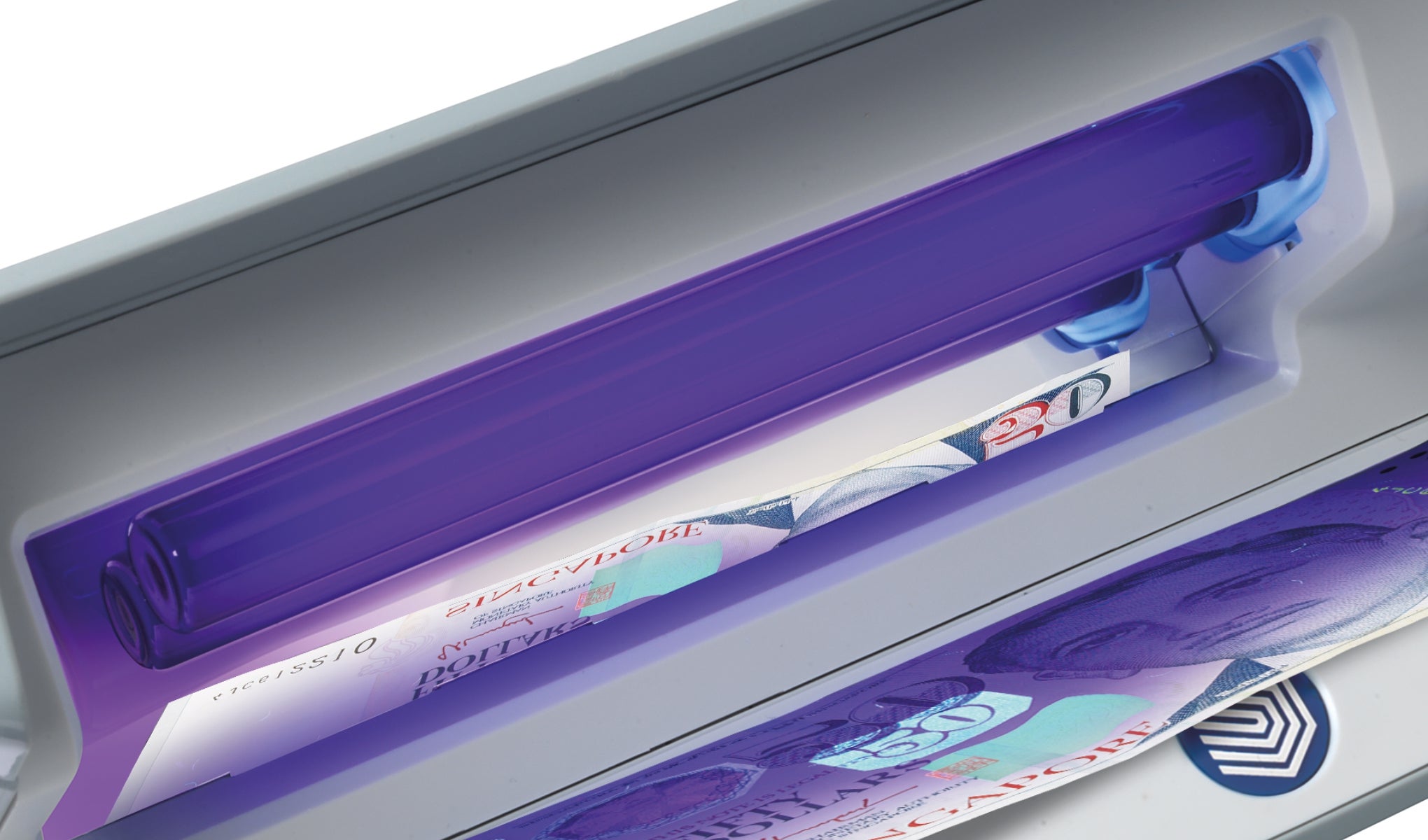 Unique reflector for enhanced UV light quality safescan-50-counterfeit-detection