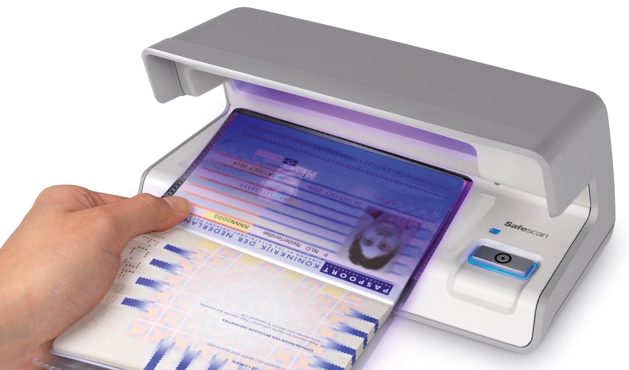 Verifies UV feasures of passports and other ID documents safescan-70-verifies-passports