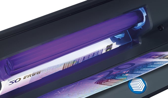 Unique reflector for enhanced UV light quality safescan-50-counterfeit-detection