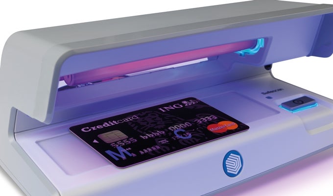 Verifies UV features of credit cards safescan-70-verifies-creditcards